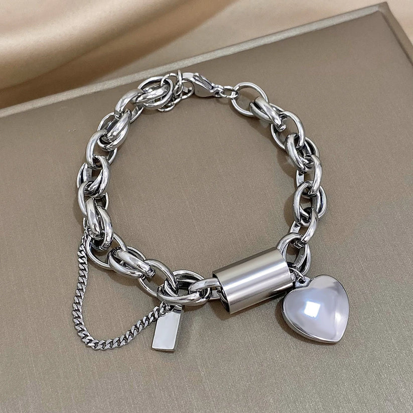 Chunky Goldarmband Heartened von Rose & Oliver, robuster Stil mit eleganten Details für das Handgelenk.