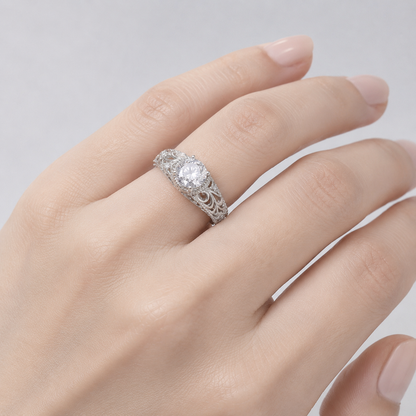 Vintage-Ring Rose & Oliver mit Zirkonia in Cushion-Form aus Silber, elegante Details und glänzendes Finish.
