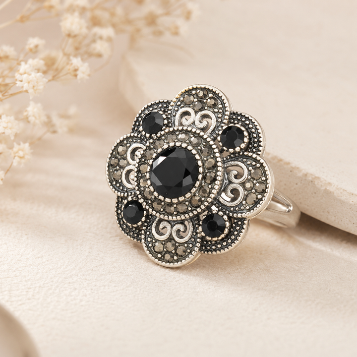 Anel de prata com design de flores e diamantes, da marca Rose & Oliver, mostrando detalhes delicados e acabamento brilhante.