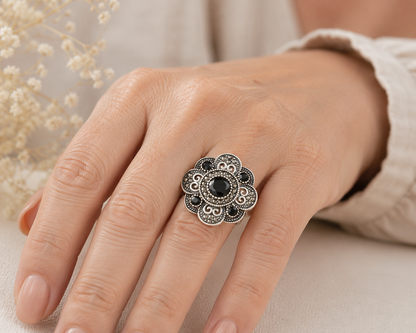 Anel Rose & Oliver de prata com design de flor com diamantes brilhantes, detalhes delicados e acabamento elegante.