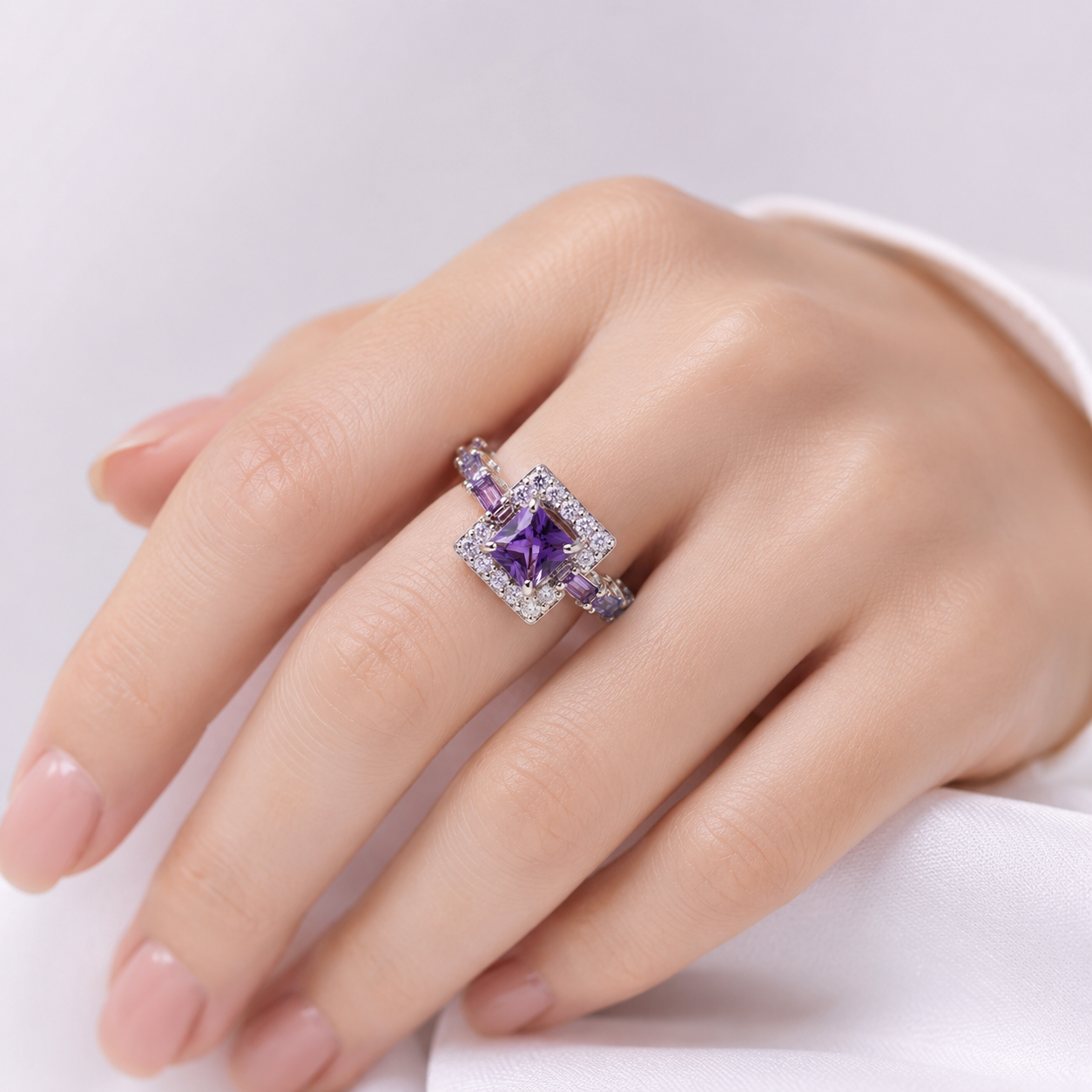 Anel quadrado de prata com gemstone roxo, da marca Rose & Oliver, destaque na imagem.