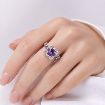 Anel quadrado de prata com gemstone roxo, da marca Rose & Oliver, destaque na imagem.