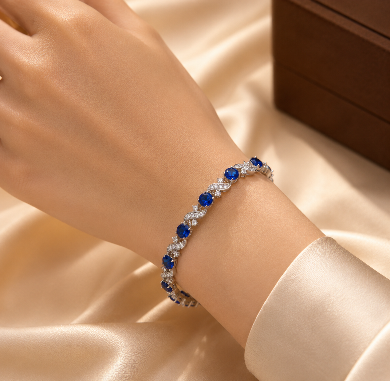 Pulseira de prata com detalhes florais e safira, estilo link, da marca Rose & Oliver, com acabamento elegante.