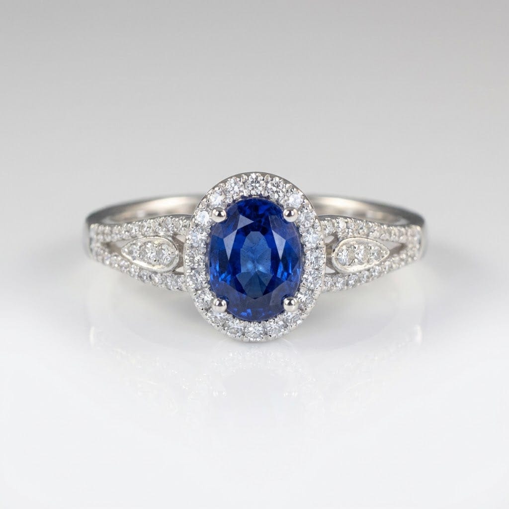 Anel vintage Rose & Oliver com halo de safira azul e detalhes em prata, destaque para o design elegante e pedra central brilhante.