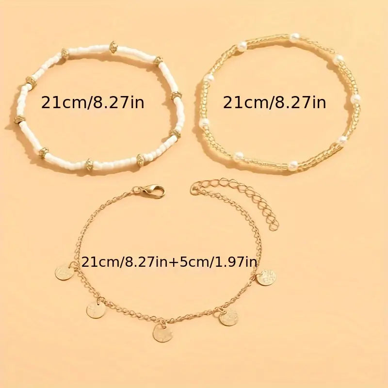 Set aus drei goldenen Fußketten Coastal Charm von Rose & Oliver, mit schichtweisen Details und elegantem Finish.