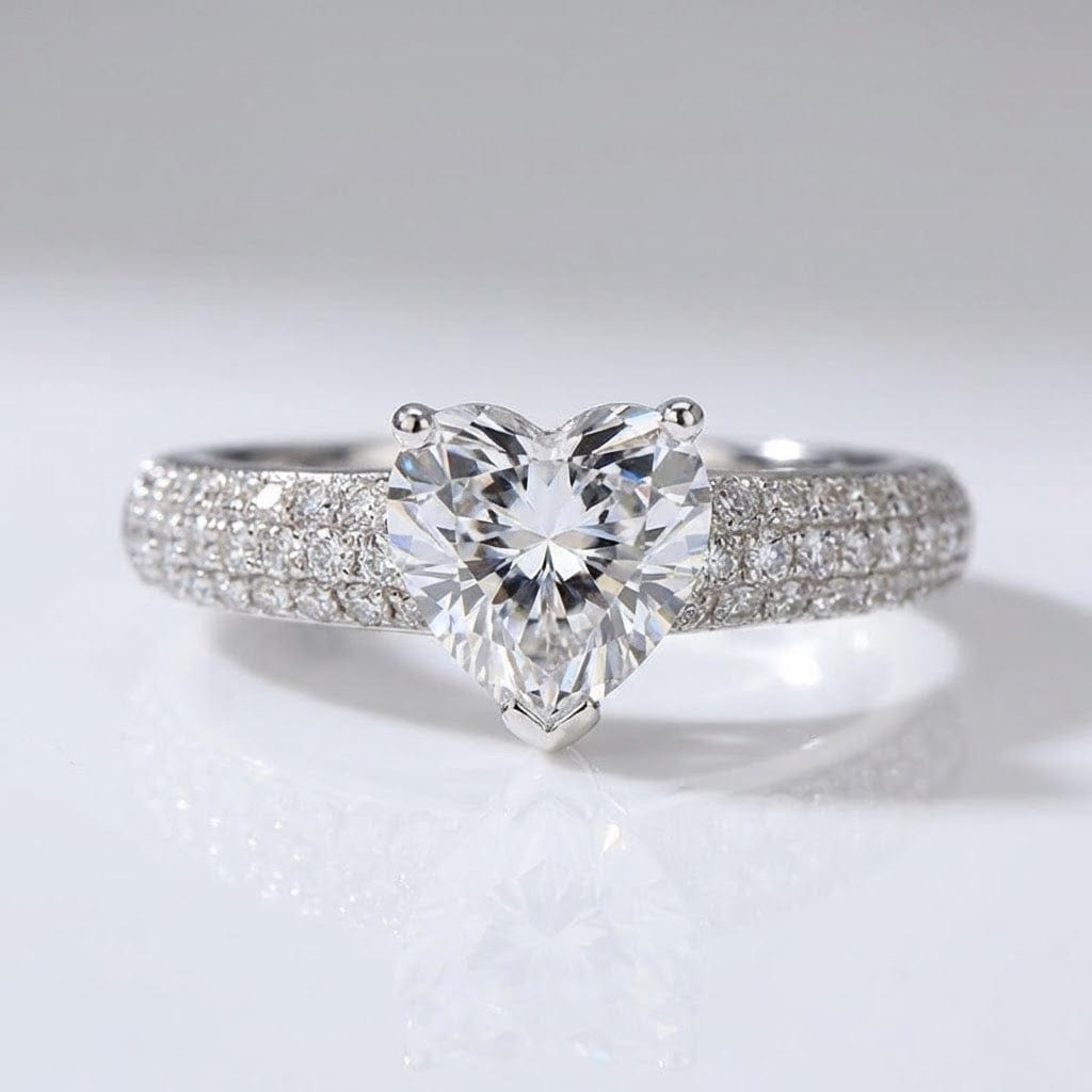 Anel Heart Diamond Silver Pavé da Rose & Oliver com detalhes de diamantes e acabamento em prata.