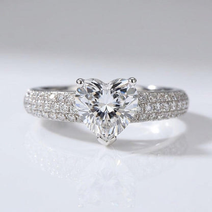 Anel Heart Diamond Silver Pavé da Rose & Oliver com detalhes de diamantes e acabamento em prata.