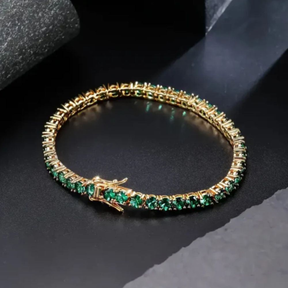 Armband Aliona Virelli von Rose & Oliver mit zarten Details und goldfarbenem Metallfinish, Frontansicht im Close-Up-Stil.