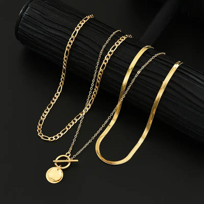 Colar em camadas com textura de moedas douradas da Rose & Oliver, estilo elegante e sofisticado, usando acabamento dourado brilhante.