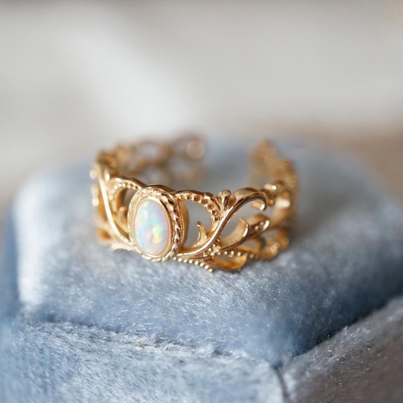 Verstellbarer Roségold-Opal Himmelsflügel-Ring von Rose & Oliver, mit Flügeldetails und glänzendem Opalstein.