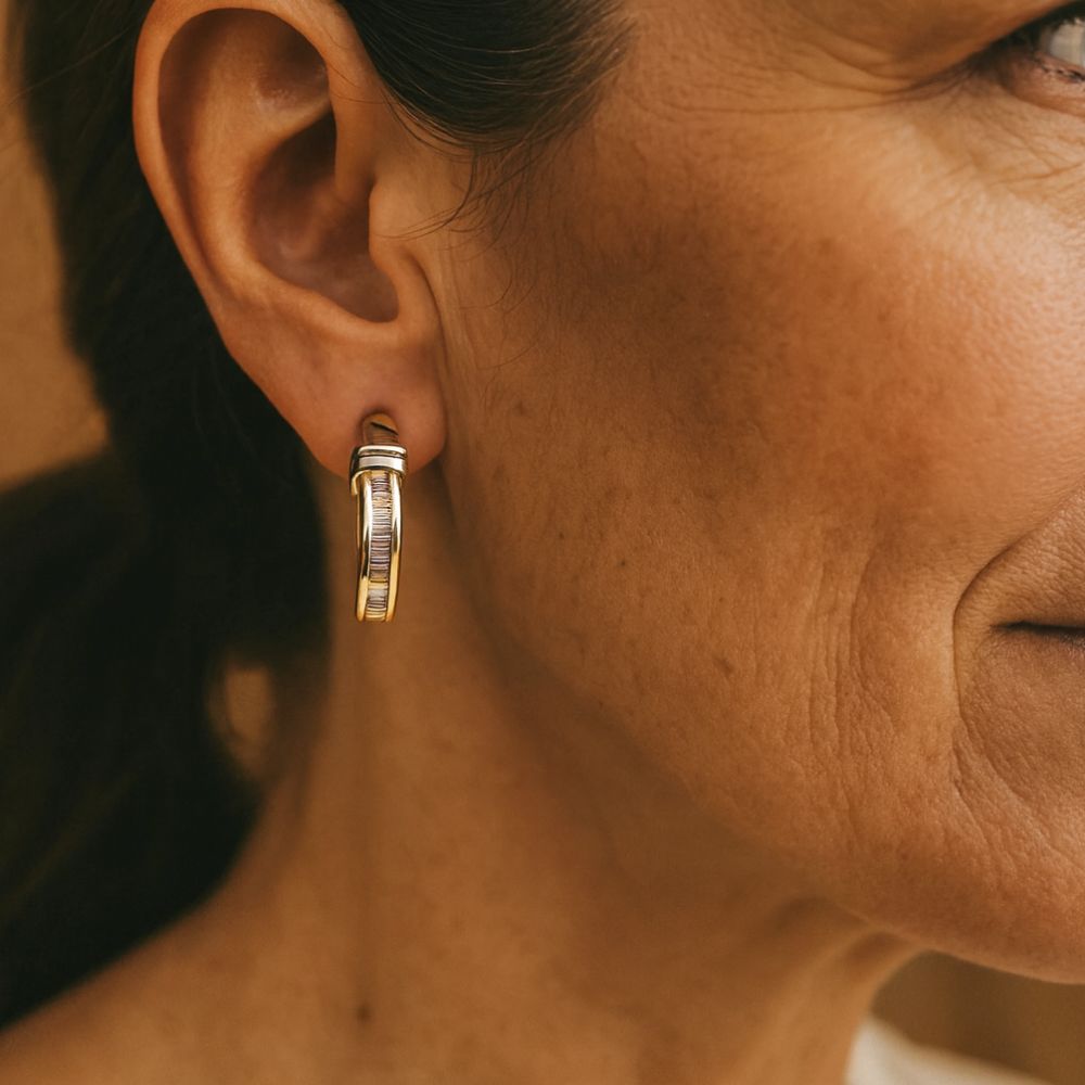 Brincos vintage de ouro e diamantes da Rose & Oliver, com detalhes elegantes e acabamento clássico.