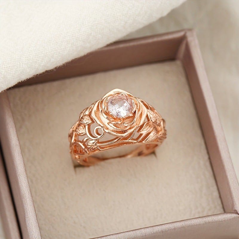 Vintage-Ring Rose & Oliver aus Zirkonia mit dem zarten Design einer geschnittenen Rose in gealtertem Silber.