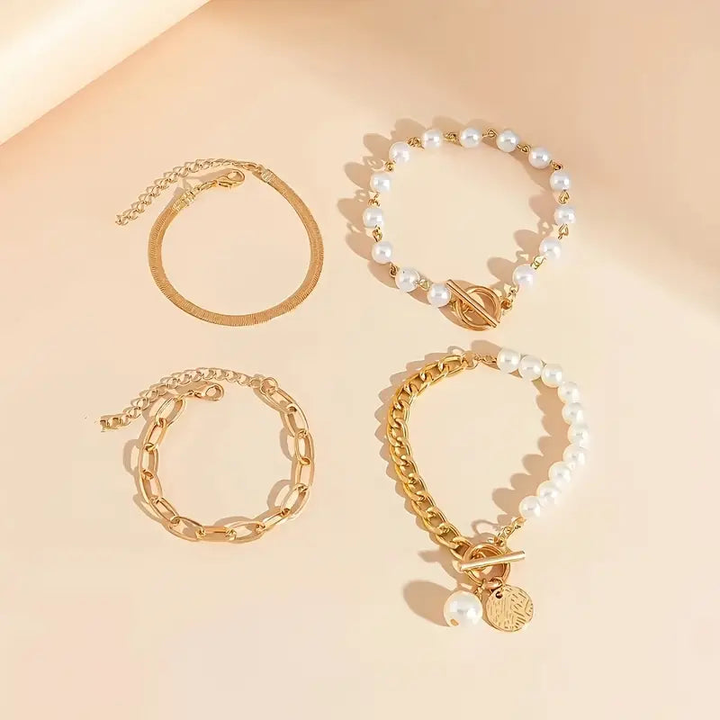 Set aus 4 goldenen Armbändern von Rose & Oliver mit Kette, Perlen und Schlangendetails, elegantem und raffiniertem Stil.