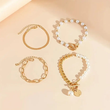 Set aus 4 goldenen Armbändern von Rose & Oliver mit Kette, Perlen und Schlangendetails, elegantem und raffiniertem Stil.
