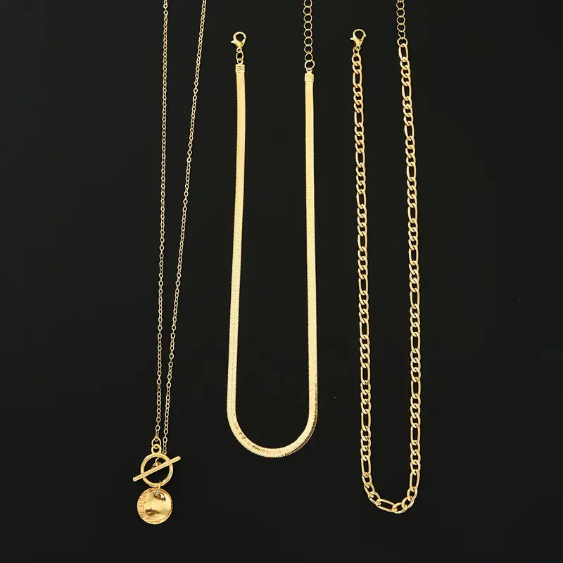Colar em camadas com textura dourada Savira, da Rose & Oliver, detalhe de moedas e acabamento elegante.