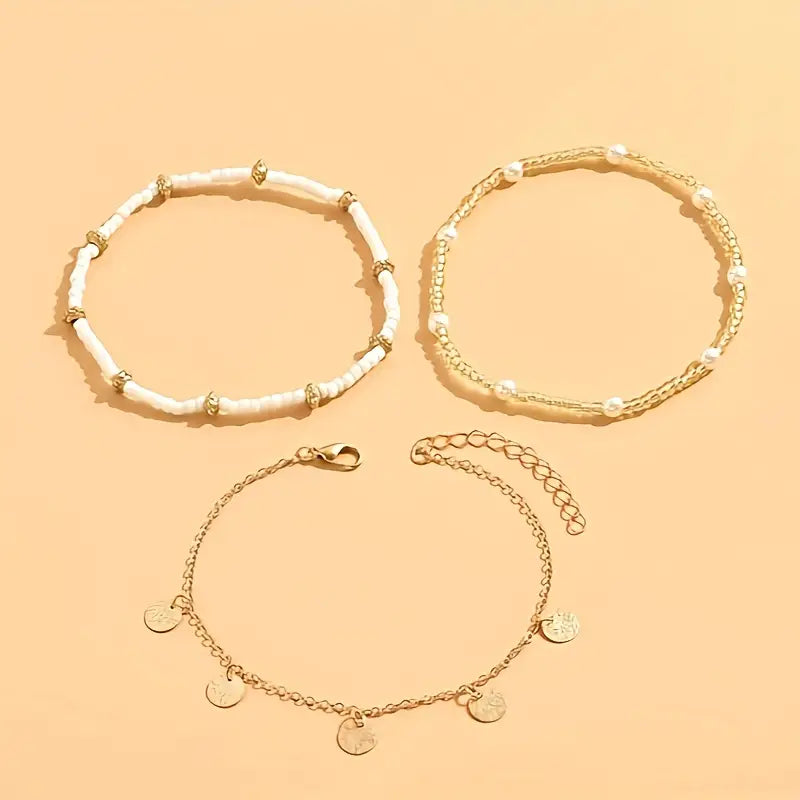 Set aus 3 goldenen Knöchelarmreifen von Rose & Oliver, mit Lagen-Details, perfekt für ein elegantes und zartes Outfit.