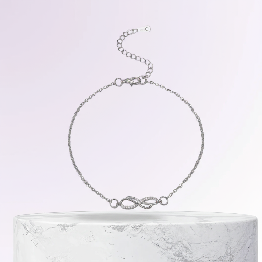 Zarte Anklet Rose & Oliver Dana mit Unendlichkeitsanhänger aus Silber, feine und elegante Details für den Knöchel.
