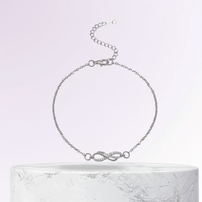 Zarte Anklet Rose & Oliver Dana mit Unendlichkeitsanhänger aus Silber, feine und elegante Details für den Knöchel.