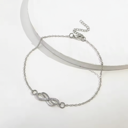 Zarte Silberanklet von Rose & Oliver mit Infinity-Anhänger, verstellbar und elegant, ideal zum Tragen am Knöchel.