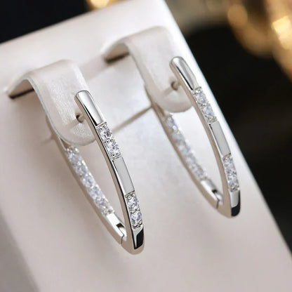 Zirkonia-Ohrringe Rose & Oliver mit eleganten, glänzenden und zarten Details, die ihre Schönheit und ihr raffiniertes Finish hervorheben.