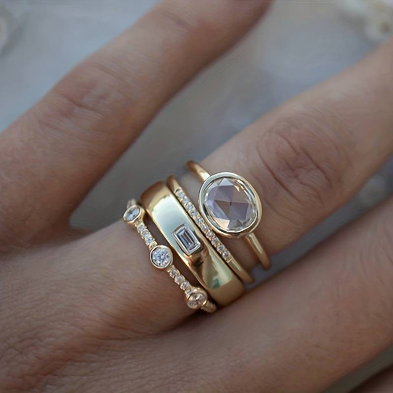 Schmuckset Lily da Rose & Oliver mit goldenen Vintage-Ringen und glänzenden Zirkonen.