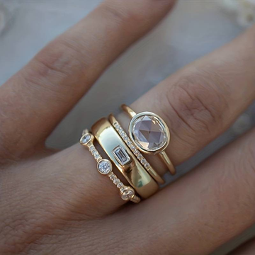 Schmuckset Lily da Rose & Oliver mit goldenen Vintage-Ringen und glänzenden Zirkonen.