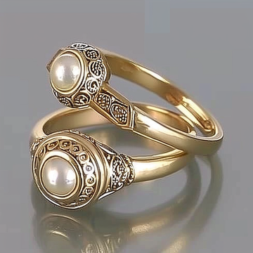 Vintage-Schmuckset mit Perleninlay-Ringen in Gold von der Marke Rose & Oliver, das elegante und traditionelle Details zeigt