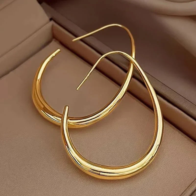 Goldene Creolen mit antikem Finish der Marke Rose & Oliver, aus Gold gefertigt, mit eleganten und klassischen Details.
