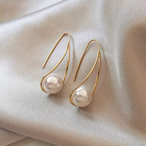 Brincos de ouro com pérolas penduradas, elegantes e sofisticados, da marca Rose & Oliver.