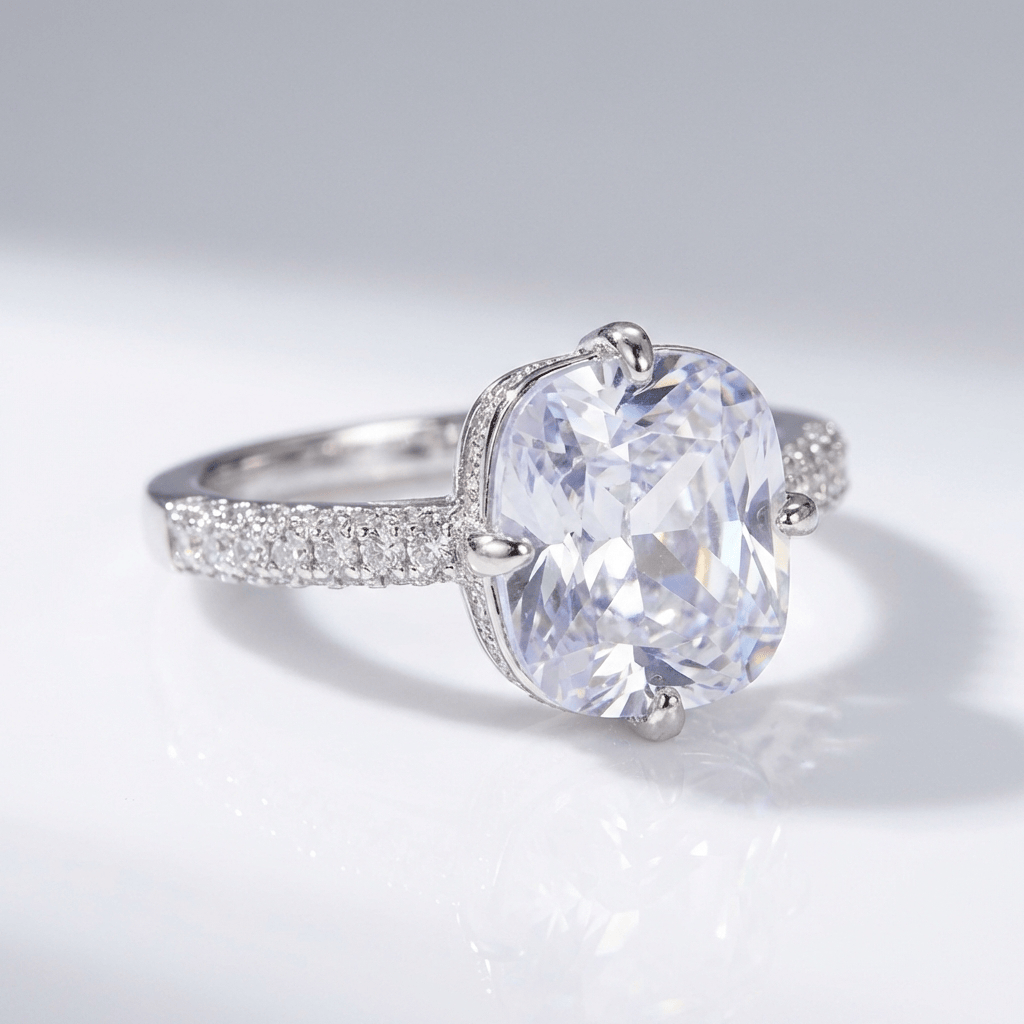 Anel oval com zirconia branca em ouro branco, elegante e sofisticado, da marca Rose & Oliver, com design refinado.