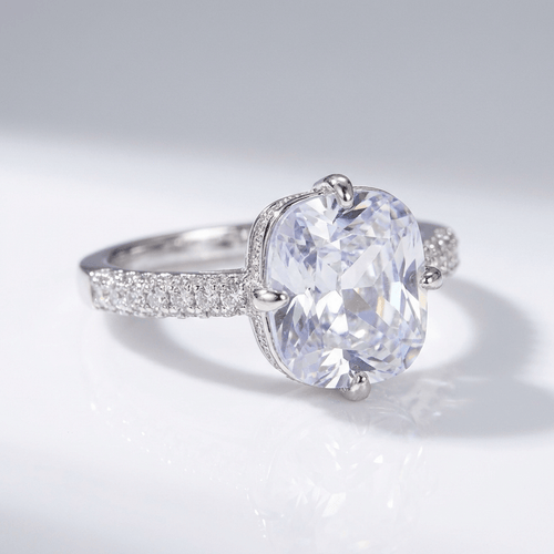 Anel oval com zirconia branca em ouro branco, elegante e sofisticado, da marca Rose & Oliver, com design refinado.