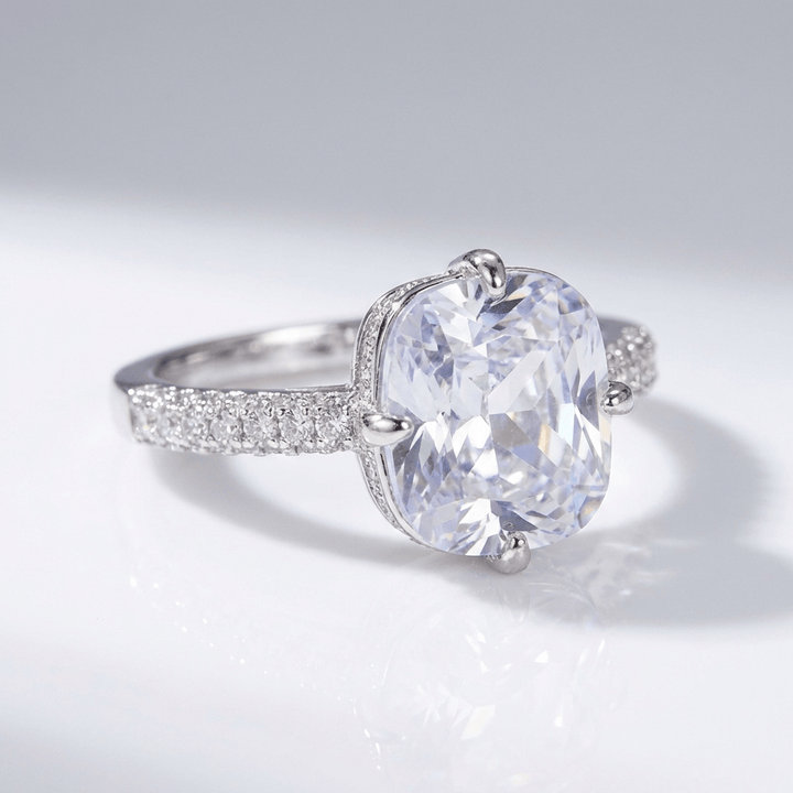 Anel oval com zirconia branca em ouro branco, elegante e sofisticado, da marca Rose & Oliver, com design refinado.