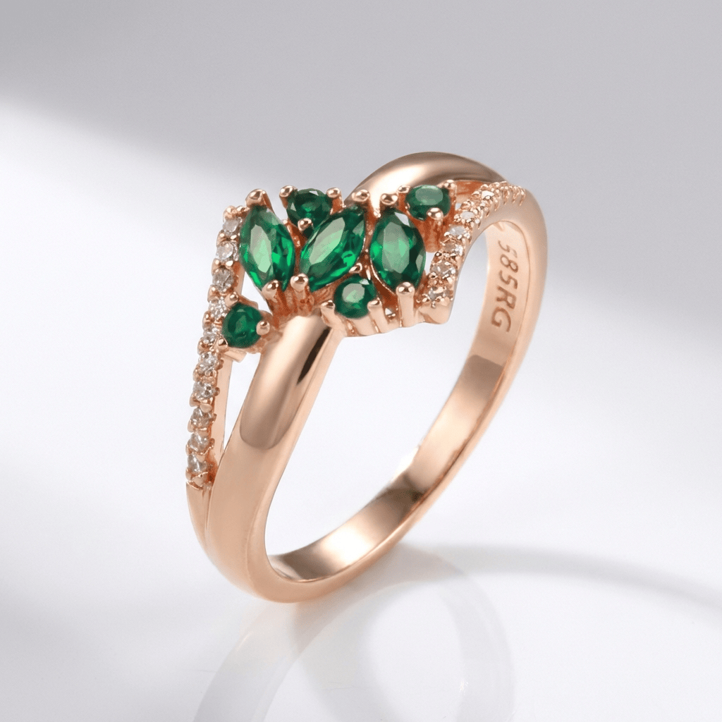 Ring aus Roségold mit Smaragd-Blume, detailliert und elegant, von der Marke Rose & Oliver, sichtbar auf dem Bild.