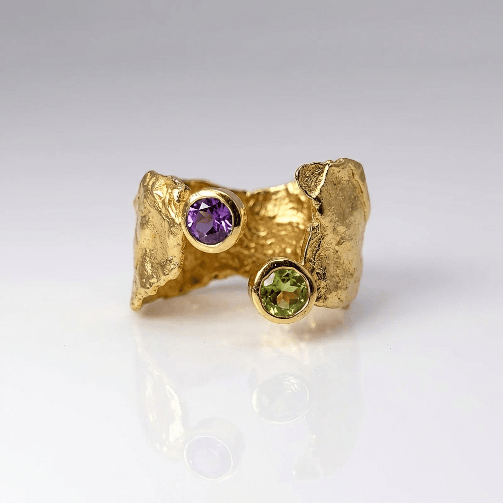 Anel de ouro rústico com ametista e peridoto, ajustável, marca Rose & Oliver, detalhes elegantes e naturais.