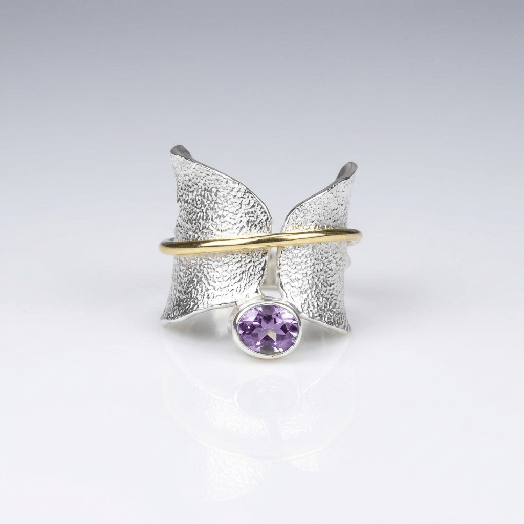 Ring Butterfly Amethyst aus Silber und Gold von Rose & Oliver, mit Schmetterlingsdetail und strahlendem Amethyststein.