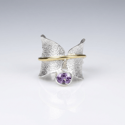 Ring Butterfly Amethyst aus Silber und Gold von Rose & Oliver, mit Schmetterlingsdetail und strahlendem Amethyststein.
