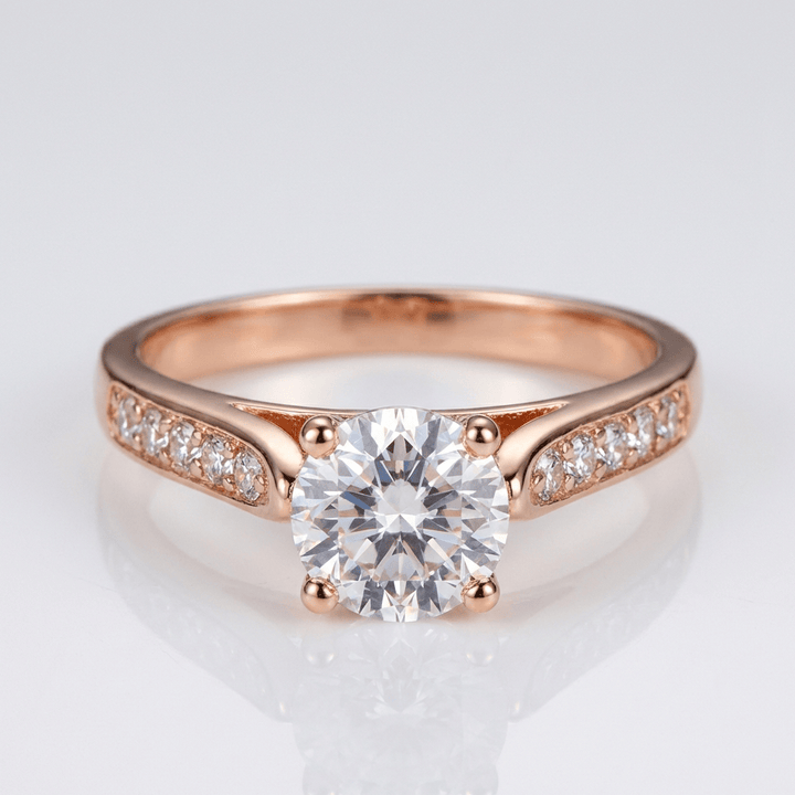 Anel redondo clássico de zirconia na cor ouro rosa, da marca Rose & Oliver, exibido de perfil com detalhes brilhantes