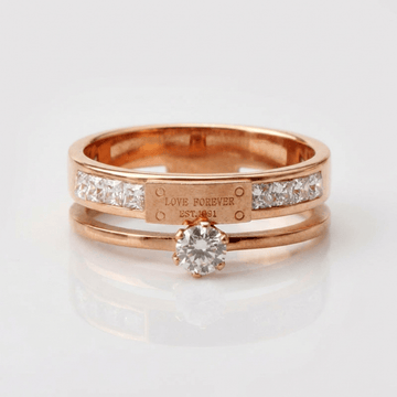 Anel Love Forever Rose Gold com dupla faixa da marca Rose & Oliver, mostrando detalhes brilhantes e acabamento elegante.