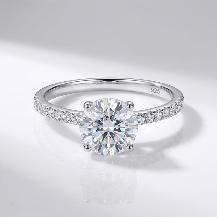 Anel clássico redondo de prata com zirconia, da marca Rose & Oliver, exibindo detalhes brilhantes e acabamento polido.