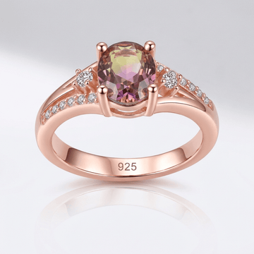 Anel Rose & Oliver Mystic Topaz em ouro rosé, contendo uma pedra topázio mística e design elegante.