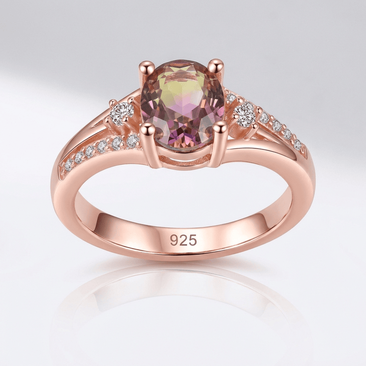 Anel Rose & Oliver Mystic Topaz em ouro rosé, contendo uma pedra topázio mística e design elegante.