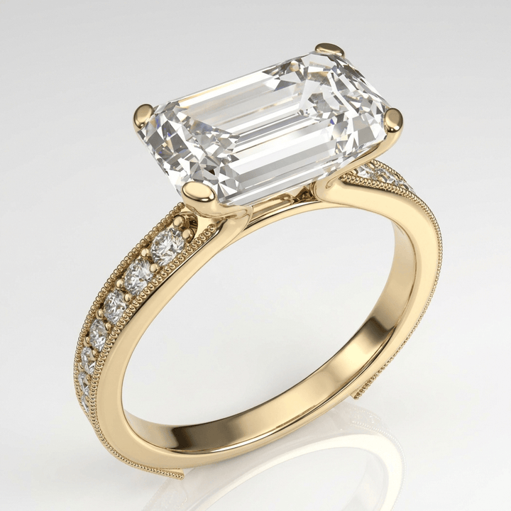 Anel vintage Rose & Oliver com zircônia corte esmeralda em ouro, detalhes elegantes e acabamento refinado.