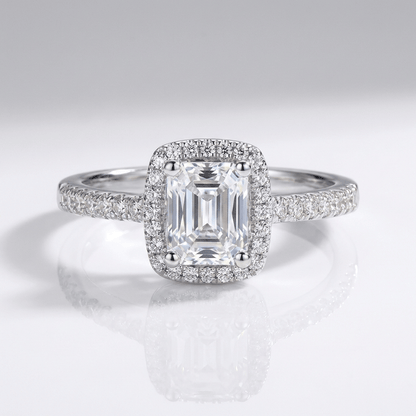 Anel de prata com zircônia em corte esmeralda e halo, da Rose & Oliver, exibindo detalhes elegantes e brilho sofisticado