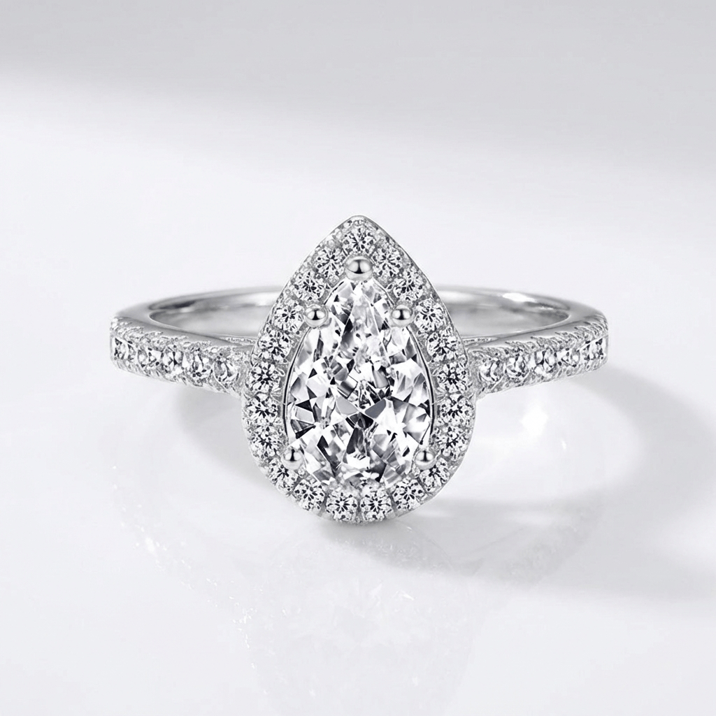 Anel de prata com zircônia Pear, design halo, da marca Rose & Oliver, exibindo detalhes brilhantes na imagem.