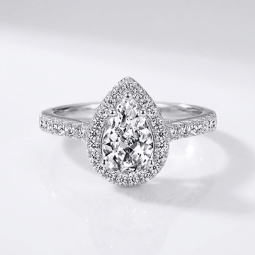 Anel de prata com zircônia Pear, design halo, da marca Rose & Oliver, exibindo detalhes brilhantes na imagem.