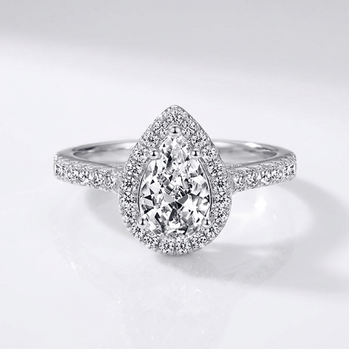 Anel de prata com zircônia Pear, design halo, da marca Rose & Oliver, exibindo detalhes brilhantes na imagem.