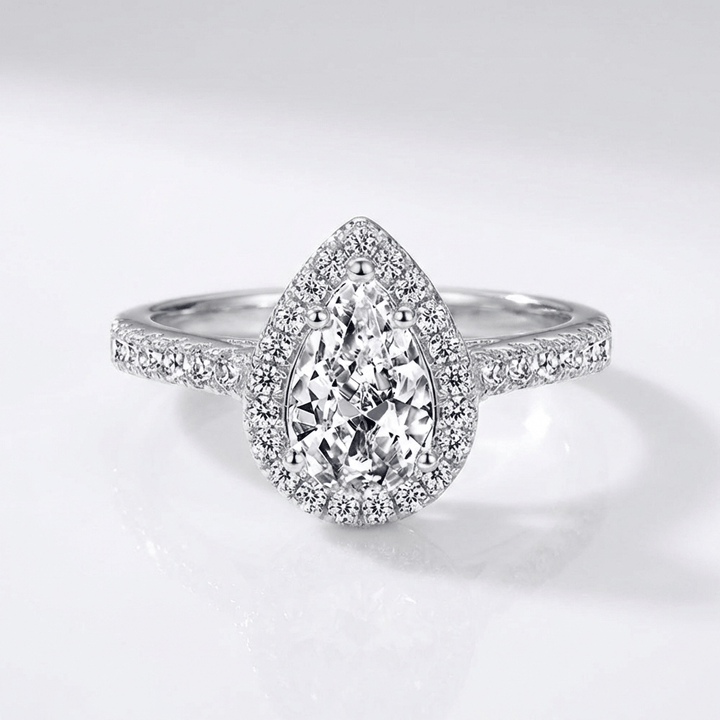 Anel de prata com zircônia Pear, design halo, da marca Rose & Oliver, exibindo detalhes brilhantes na imagem.