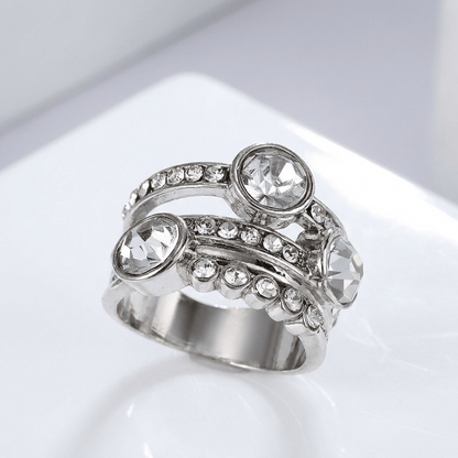 Anel Twin Sparkle de prata da Rose & Oliver, com detalhes brilhantes e acabamento elegante.