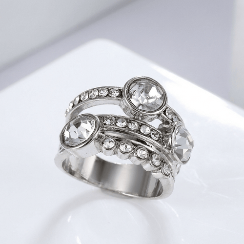 Anel Twin Sparkle de prata da Rose & Oliver, com detalhes brilhantes e acabamento elegante.