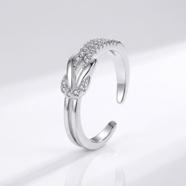 Anel ajustável Rose & Oliver de prata com zircônias brilhantes, design envolvente elegante e delicado.